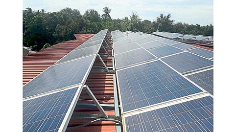 देवरूख - डीकॅड महाविद्यालयातील ‘सौरउर्जेवरील वीजनिर्मिती’ हा प्रकल्प.