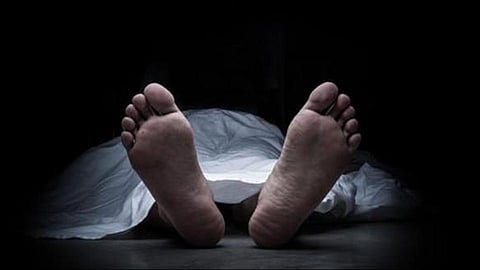 girl setting near mothers deadbody from 4 months at uttar pradesh