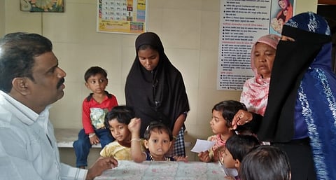 टाकळी राजेराय (ता.खुलताबाद) ः रुग्णांची तपासणी करताना डॉक्टर.