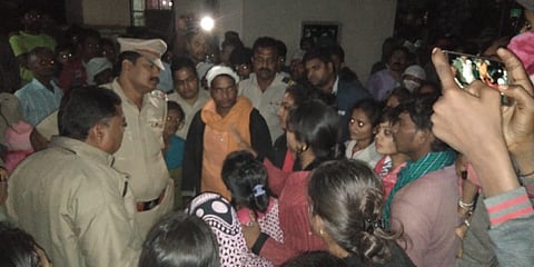 टाकळघाट ः अवैध दारूविक्रेत्यांच्या मारहाणीनंतर संतप्त झालेल्या महिलांना समजावताना ठाणेदार आसिफ राजा.