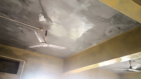 तळा : पंचायत समिती इमारतीला गळती लागली आहे.