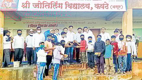 गरजूंना लाखमोलाचे 'टॅबलेट', पुण्यातील युवकांनी घडवला आदर्श थेट