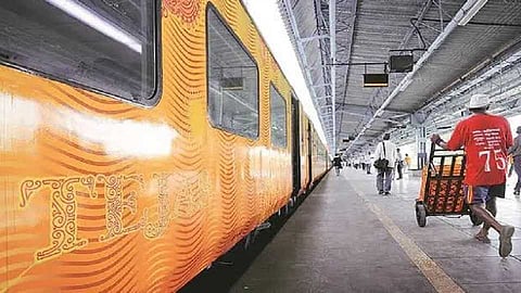 दीड तासाचा लेटमार्क, तेजस एक्सप्रेसच्या 630 प्रवाशांना 100 रुपये भरपाई