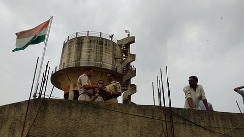 पाण्याच्या टाकीवर चढलेले शेतकरी