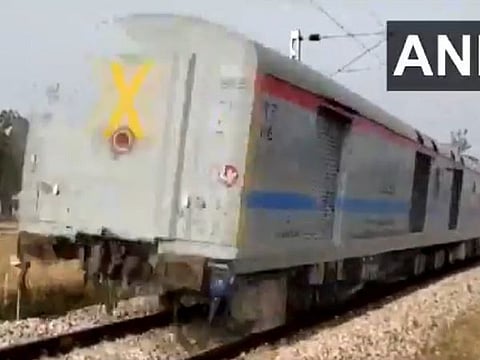 Video : अचानक उलट्या दिशेनं ३५ किमी धावली ट्रेन; प्रवाशांमध्ये गोंधळ, मोठा अपघात टळला