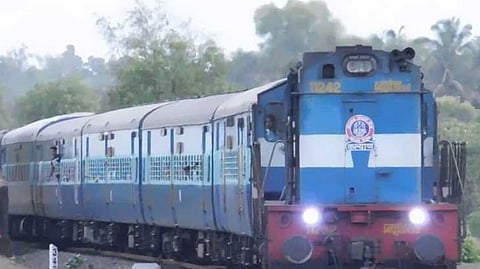 Nagpur Pune Nanded Express will now stop at Shegaon jalgaon news