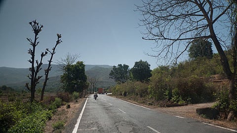 कऱ्हाड-चिपळूण महामार्गासाठी 'तारीख पे तारीख'; रस्ता उखडल्याने जनता त्रस्त
