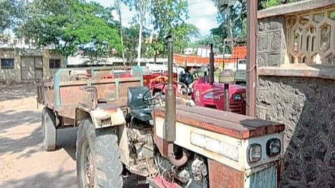 अवैधरित्या वाळू चोरली अन् पोलिसांनी 'त्यांची' चांगलीच जिरवली; आठ जणांवर गुन्हा