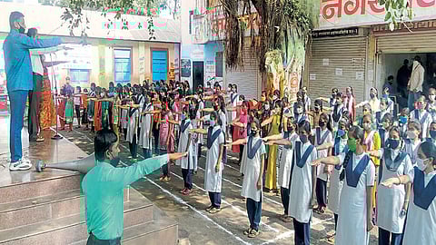 विद्यार्थिनींनी घेतली वसुंधरा रक्षणाची शपथ; मलकापुरातील कन्याशाळेत उपक्रम