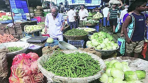 कोरोनामुळे भाजी विक्रेत्यांचे फावले; भावात दुपटीने वाढ