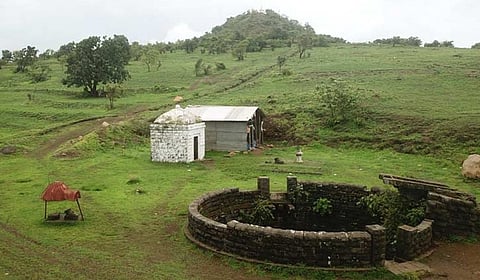 Akola News Thrilling rescue operation: A cow fell into a seventy feet deep well