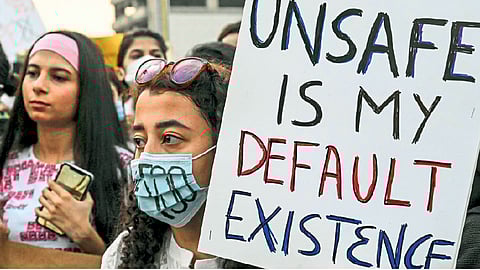 झळा संकटाच्या अन् विषमतेच्या