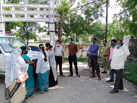 वाडी : एकाच कुटुंबातील दहा सदस्य पॉझिटिव्ह आढळल्यानंतर परिसरात आरोग्य अधिकारी पाहणी करताना.