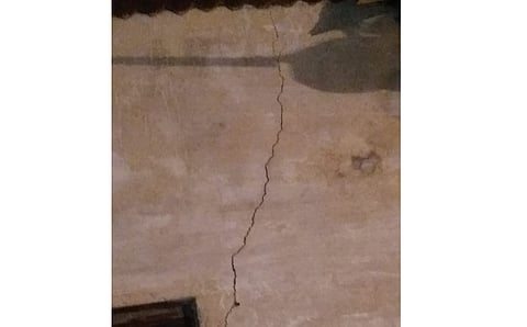 बोगद्याच्या कामामुळे घरांना तडे...विहिरींचे पाणी गायब...