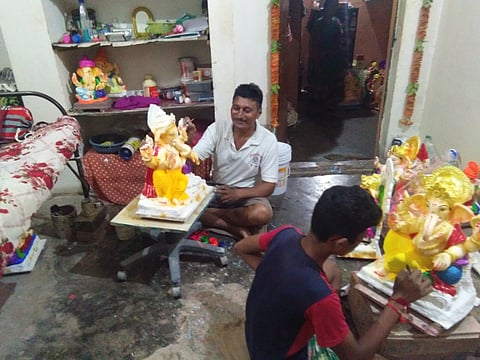 वानाडोंगरीः श्री गणेशाच्या मूर्तीवरून शेवटचा हात फिरविताना.