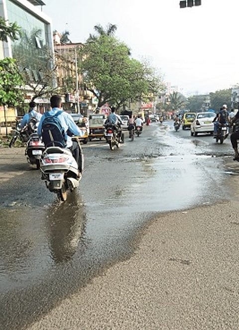 वारजे येथे ड्रेनेज लाइन तुंबली