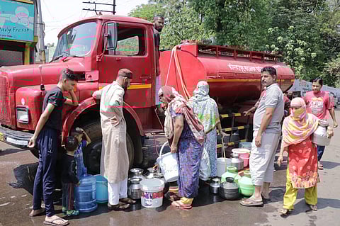 Women rush to fill water on tankers in Kolhapur city
