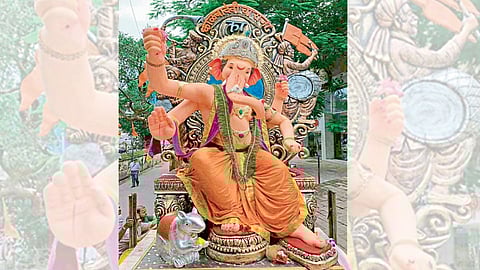 काळबादेवीच्या राजाची १५ फुटांची कागदी मूर्ती