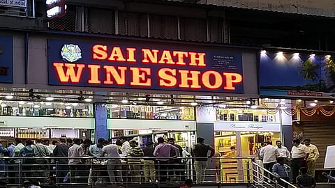 मद्यपी म्हणतायत अरेरे, हे काय... कारण राज्यात दारू विक्रीला परवानगी मिळणार नाही