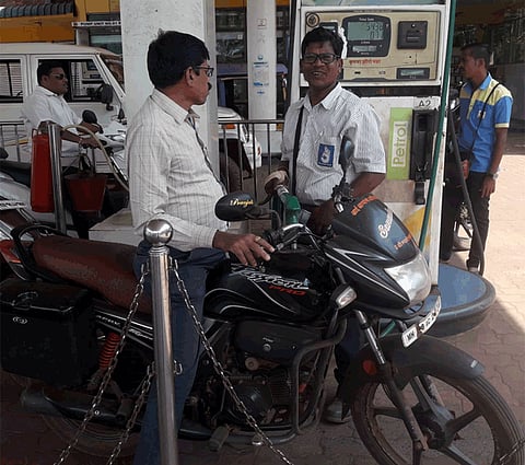 Workers at Petrol Pump in Dapoli have no mask to defend Corona