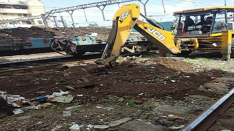 मेगाब्लॉकमध्ये मध्ये रेल्वेने पार पाडले महत्वाचे काम; हार्बर मार्ग केला स्वच्छ...