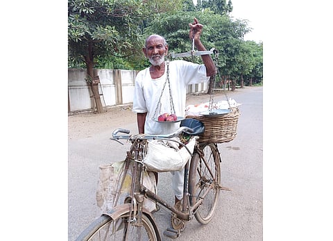 82 years old man doing fruit selling business for family livelihood in pusad of yavatmal
