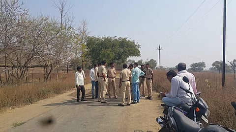 Knife attack on deputy tehsildar by sand smugglers Yavatmal crime news