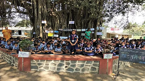 कावळा म्हणतो काव काव, माणसा माणसा झाडे लाव !