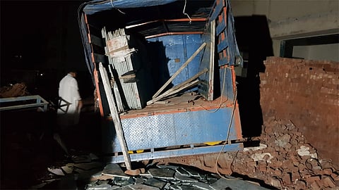 Accidentally Kadappa Style Fall On Labours Two Dead In Ratnagiri