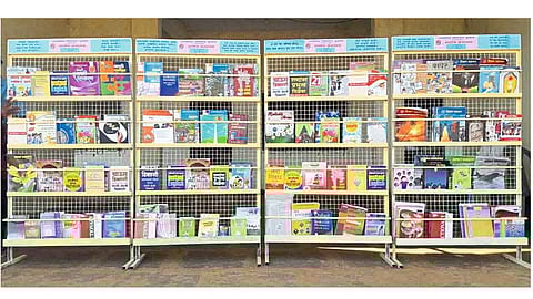 राजापूर - जुवाठी हायस्कूलमध्ये उभारण्यात आलेले पुस्तक स्टॅण्ड.