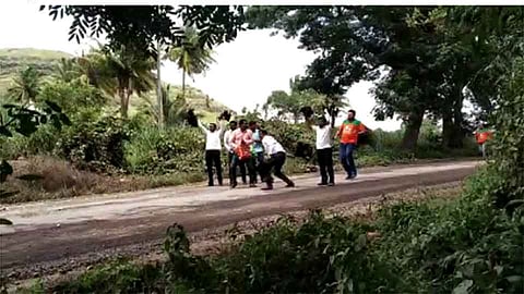 Video : मुख्यमंत्र्यांच्या ताफ्यावर सोडल्या कडकनाथ कोंबड्या