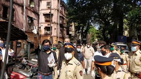 अर्णबला गोस्वामी यांना मोबाईल देणाऱ्या दोन पोलिसांचे निलंबन