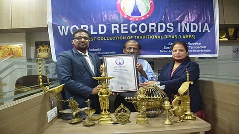 हजारो प्राचीन दिव्यांचा अद्वितीय संग्रह! मकरंद करंदीकर यांचा वर्ल्ड रेकॉर्ड इंडियाकडून गौरव