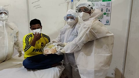 कोविड सेंटर, रुग्णालयात डॉक्टर्स, रुग्णांची दिवाळी! कोरोना रुग्णांच्या चेहऱ्यावर आनंद देण्याचा प्रयत्न