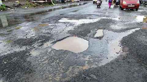 वसईत पालिका आणि सार्वजनिक बांधकाम खात्याच्या वादात 'जनता गेली खड्डयांत'; रस्त्यांच्या दुर्दशेमुळे नागरिक हैराण