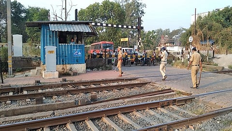 सफाळ्यात पहाटेची लोकल बंद होण्याच्या निषेधार्थ आंदोलन; प्रवाशांचा ट्रॅकवर ठिय्या