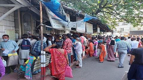 मुंबई शहर जिल्हाधिकारी कार्यालयात तोबा गर्दी; सोशल डिस्टन्सिंगचा फज्जा