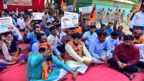 आधी हात जोडून मग हात सोडून; मराठा आरक्षणासाठी भाजपचा इशारा