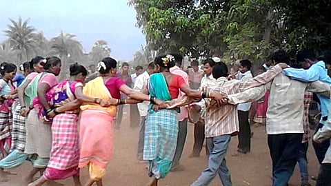 खावटी अनुदान योजनेसाठी आदिवासींची लूट; काही संघटनांकडून अर्जाच्या नावाने अवैध शुल्कवसूली