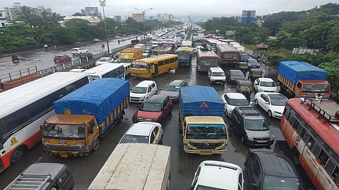 मुसळधार पावसामुळे पनवेल परिसरातील जनजीवन विस्कळीत; महामार्गावर मोठी वाहतूक कोंडी