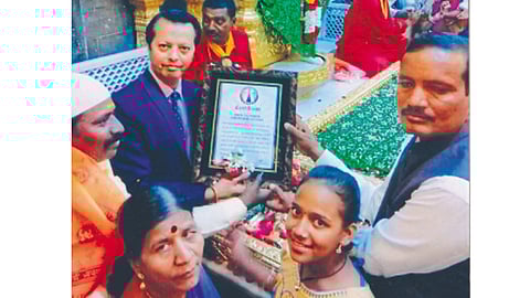 औरंगाबादचा कलाकार गजेंद्र वाढोणकर यांच्या कलाकारीची नोंद अमेझिंग बुक ऑफ वर्ल्ड रेकॉर्डने घेतली. त्यांना प्रमाणपत्र देताना या रेकॉर्डचे प्रतिनिधी पवन सोळंकी, विजय कोते पाटील.