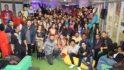 भारत आणि पाकिस्तानच्या विद्यार्थ्यांनी एकत्र येत केली दिवाळी साजरी