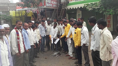 देता की जाता, धनगर समाजाचा इशारा; भाजप सेनेच्या वचननाम्याची होळी