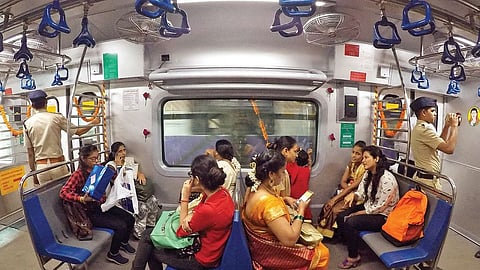 नवरात्रीच्या पार्श्वभूमीवर सर्व महिलांना लोकल ट्रेनमध्ये प्रवासास परवानगी; ठाकरे सरकारचा महिलांना दिलासा