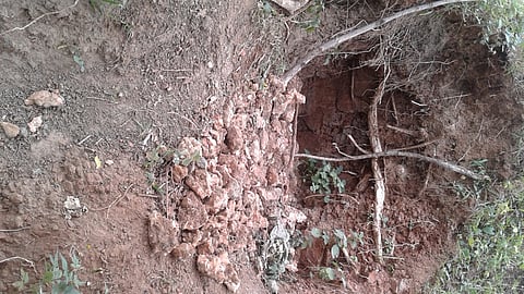 अजिंठा डोंगर रांगांतील सोयगाव शिवारात चिंचखोरी वनक्षेत्रात कोसळलेली दरड.व दुसऱ्या छायाचित्रात दरडीमुळे पडलेले भगदाड(सर्व छायाचित्रे - यादवकुमार शिंदे)