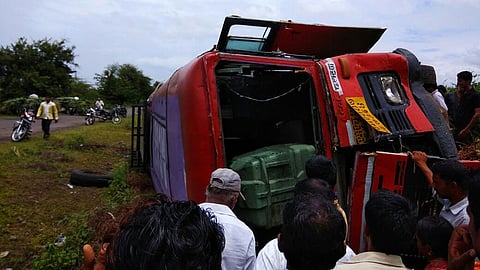 बस चालकास चक्कर आल्याने अपघात; १० प्रवासी जखमी