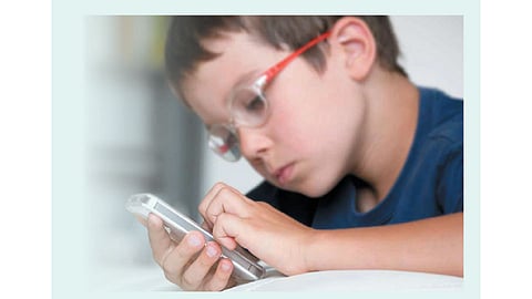 मोबाईल, गेम हिरावतोय लहानग्यांची दृष्टी!