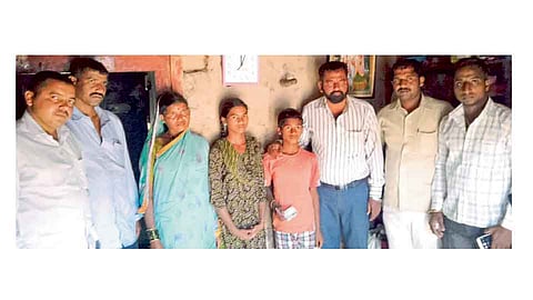 कोकरूड ः दत्तक घेतलेल्या संजना व सागर या ढाकेवाडी (ता. पाटण) च्या मुलांसमवेत उद्योजक सुरेश रांजवन, विकास शिरसट आदी.