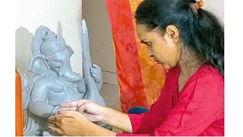 रत्नागिरीतील आयटी इंजिनिअर कश्मिरा साकारते गणेशमूर्ती