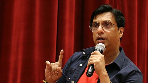 आपण ट्विट करायलाही घाबरतोय